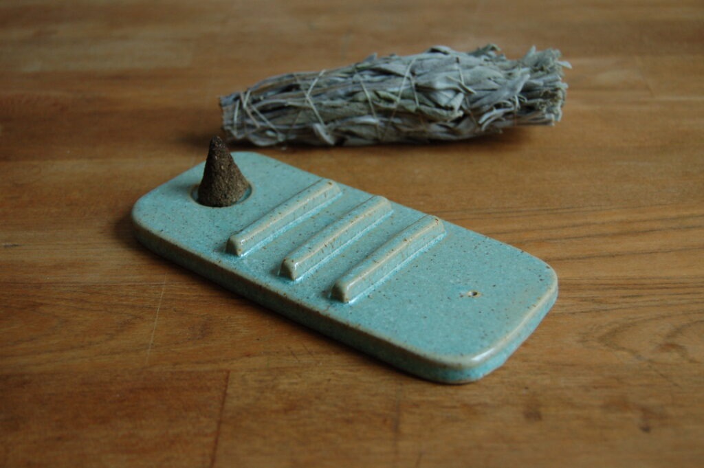 Porte-encens fanny mercier et encens et bâton de fumigation Plantes et énergies