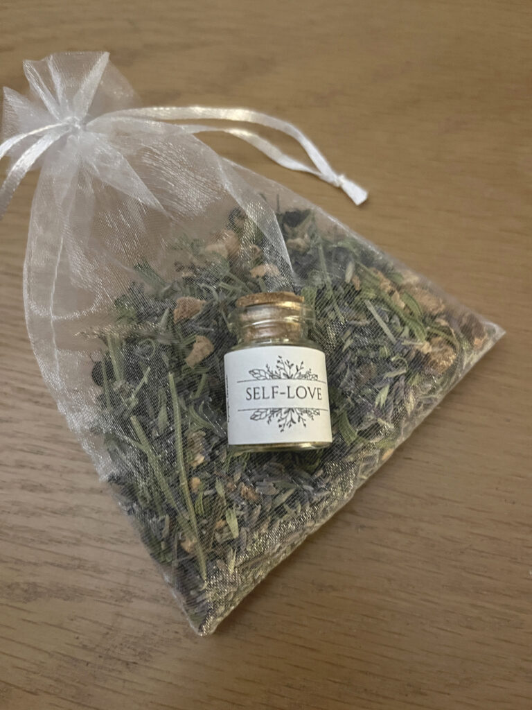 fiole d'un mélange de plantes à fumigation